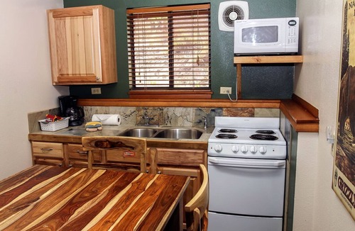 Estes Park Ski Chalet | Family Sized 1 Bedroom Chalet, sleeps up to 6