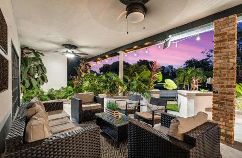 Davie Villa | Family villa w heated pool gameroom fire pit
