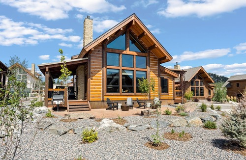 Estes Park Cabin | Fantastic Views! Private Jacuzzi and Indoor/Outdoor Fireplace ,Two Large Patios!
