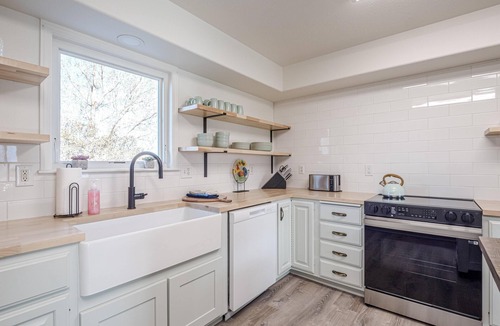 Fruita House | Farmstead III: Monument Views + 85" TV