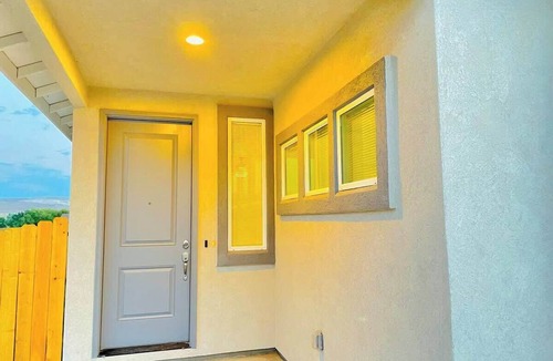 Fernley House | Fernley House-20 Min to USA Pkwy/5TVs Sleeps 13/Pet OK🦮🐈