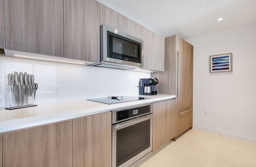 Central Beach Condo | FIFA Perfect | Tiffany Indigo: 9th FL,Rooftop Pool, Gym, Walk to Beach