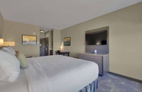 West Colorado Springs Hotel | Fillmore District King Std Breakfast Pool & Gym