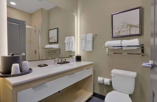 West Colorado Springs Hotel | Fillmore District King Std Breakfast Pool & Gym