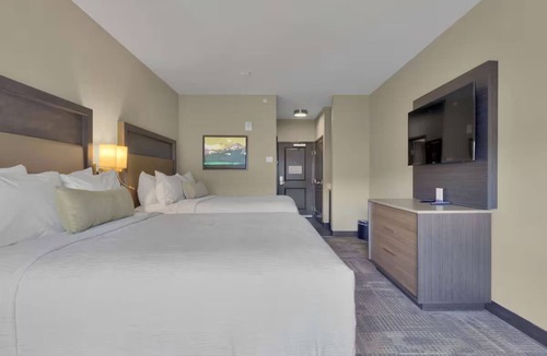 West Colorado Springs Hotel | Fillmore District Queen Std Breakfast, Pool & Gym