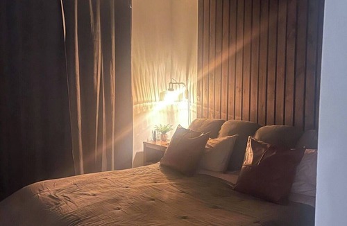 Van Meter Bed & Breakfast | Fireside Bougie Marsh Cinema Retreat w/100” HDTV Screen