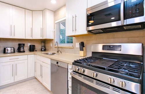 Downtown Hollywood Villa | First-Class Villa in Hollywood Lakes Heated Pool