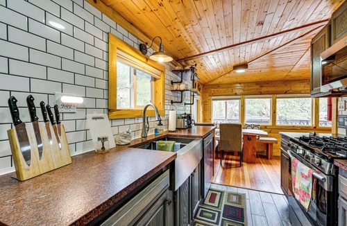 Drake Cottage | Fish & Hike! Hot Tub Haven 2 Mi to Estes Park