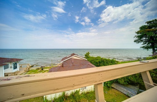 Geneva-on-the-Lake House | ‘Flamingo’ Geneva Getaway: Steps to Lake Erie!