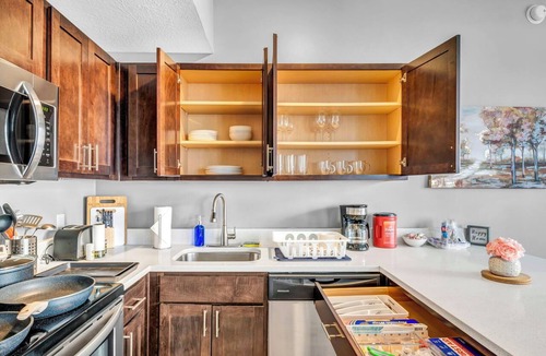 Gateway District Apartment | Flatiron Suite @ Downtown|Playhouse SQ|Pool+Gym
