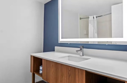 Cheyenne Hotel | Flexible & Comfortable Space | Deluxe One King Bed Pet Friendly | Free Parking