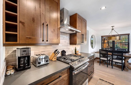 Estes Park Cabin | Fly Rod Inn – Jacuzzi and Indoor/Outdoor Fireplace, Two Large Patios