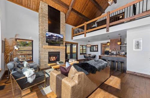 Estes Park House | Fly Rod Inn – Two Large Patios, Jacuzzi and Indoor/Outdoor Fireplace
