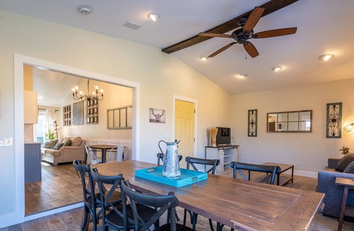 Golden House | Foothills Home⛰ Fenced Yard - Hot Tub - Red Rocks - NO PET FEE