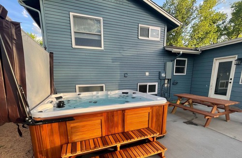 Golden House | Foothills Home⛰ Fenced Yard - Hot Tub - Red Rocks - NO PET FEE