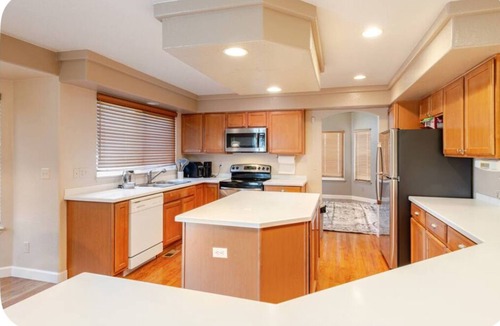 Green Valley Ranch House | For BIB family or group. 6Bedroom luxury house.HOT TUB furnished basement