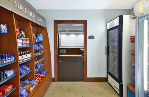 Mayfield Heights Condo | Free Breakfast + 24-Hour Business Center + Gym