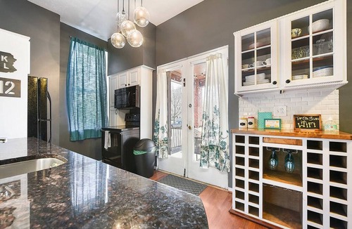 Central Northside Apartment | Free Parking★Cute Outdoor Deck★Overlooks Park!