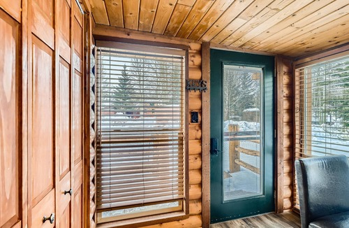 Breckenridge Cabin | Free SkyCard Act- Pet Friendly, Fireplace, Hot Tub, Pool, Free Wifi, Fly Fishing