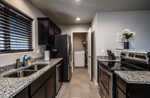 Kingman House | Freshly Built Stay | Quiet Area Near Golf & Dining
