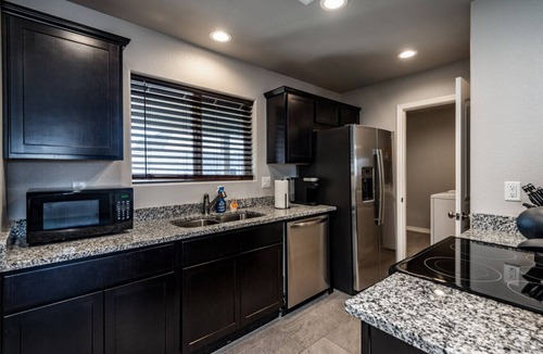 Kingman House | Freshly Built Stay | Quiet Area Near Golf & Dining