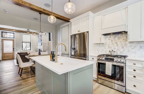 Buena Vista House | Frontier Post! Hot Tub & Just Steps to South Main