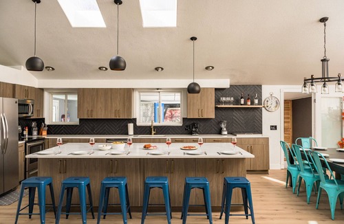 Denver House | Full Size Pickleball Court - Hot Tub - Amazing Kitchen - By Lake - Book Now!