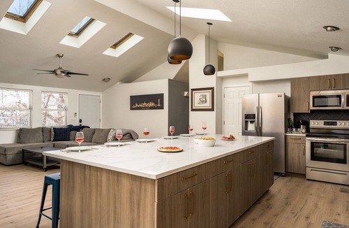 Denver House | Full Size Pickleball Court - Hot Tub - Amazing Kitchen - By Lake - Book Now!