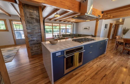 Salida House | Fun and Eclectic McNiffityville! Dog Friendly - Near Town!