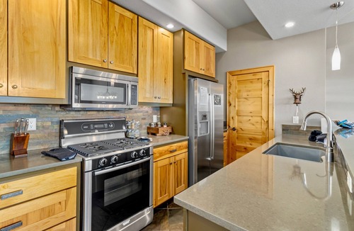 Windcliff Estates Condo | Garlands' Alpine Lodge Luxury Vacation At Windcliff 3 Bedroom Home by RedAwning