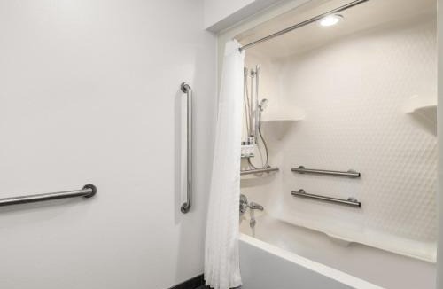 Wadsworth Hotel | Garner Hotel Wadsworth by IHG