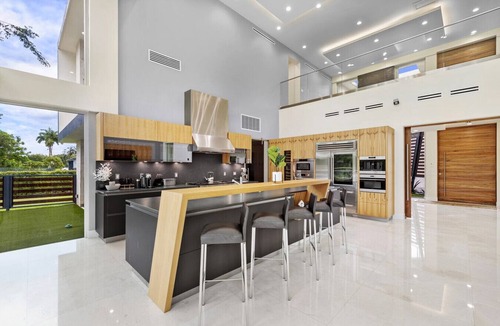 Southwest Ranches Villa | Gated 9BR Estate for 20 w/Private Pool, Jacuzzi, Theater & Guest House! Pet-Friendly!