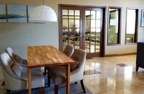 Castle Rock House | Get Ready for Adventure! 3 Sleek Units, Free Breakfast, Pets Allowed!