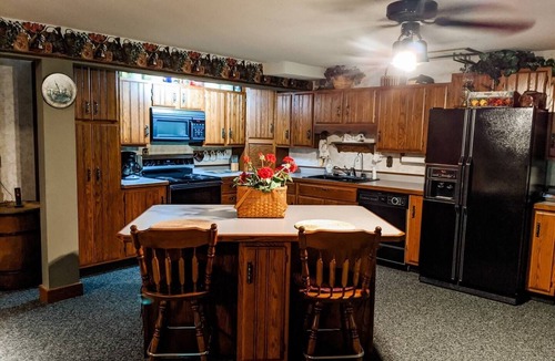 Decorah Cabin | Getaway Suite at Rustic Acres