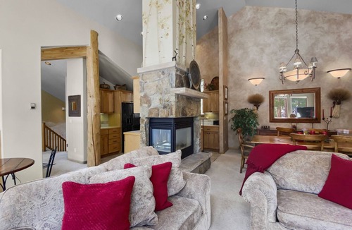 Warrior's Mark West House | Gold King Chalet 3 Bedroom Townhouse by RedAwning