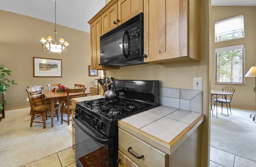 Warrior's Mark West House | Gold King Chalet 3 Bedroom Townhouse by RedAwning