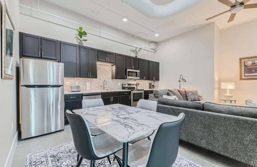 Golden Condo | Golden Getaway - Spacious 2BR - Walk to Trails