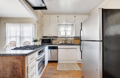 Golden Apartment | Golden Luxe Bungalow | Walk to Downtown & Parks
