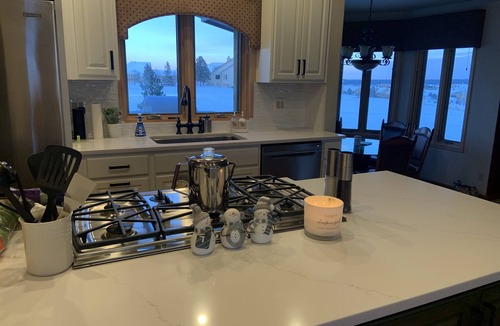 Monument House | Gorgeous estate with glorious mtn views, indoor pickleball, XL hot tub & sauna!