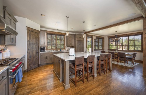 Corkscrew Flats House | GORGEOUS modern estate: private ski SHUTTLE! Hot Tub, hiking trail to town, fire pit!