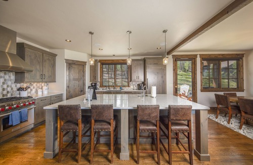 Corkscrew Flats House | GORGEOUS modern estate: private ski SHUTTLE! Hot Tub, hiking trail to town, fire pit!