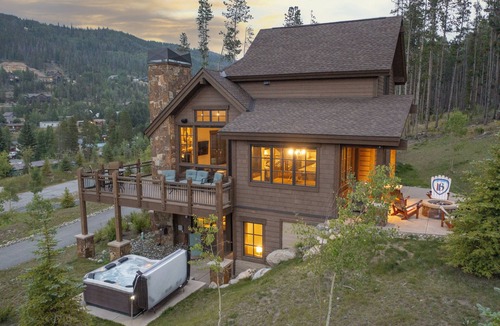 Corkscrew Flats House | GORGEOUS modern estate: private ski SHUTTLE! Hot Tub, hiking trail to town, fire pit!