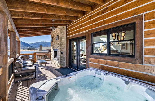 Estes Park Cabin | Gorgeous Views! Jacuzzi, Indoor/Outdoor Fireplace, Two large Patios