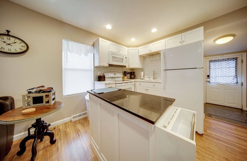 Geneva-on-the-Lake Cabin | GOTL Strip Cottage, Walk to the Beach