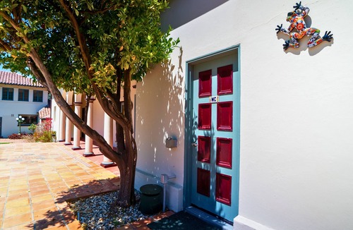 East Foothills House | Gracious Garden Suite Heated Pool + Jacuzzi