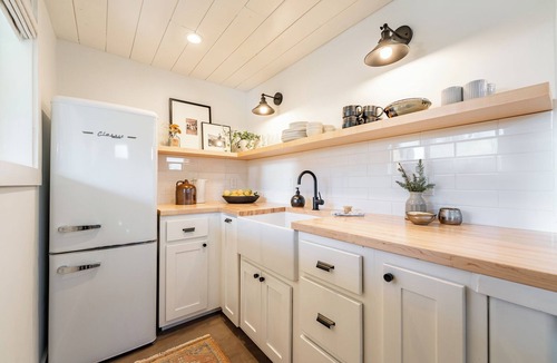 Williams House | Grand Canyon Close Tiny House: 3 Block Walk to Town: Fire Pit, AC, WiFi
