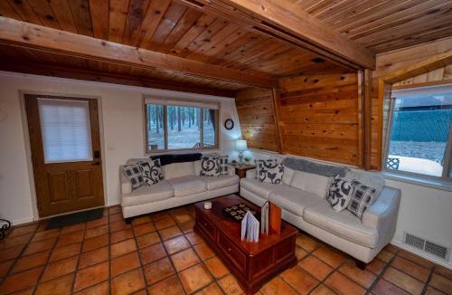 Williams House | Grand Canyon Gateway Cabin with 1 Acre Pine Retreat near Rt 66