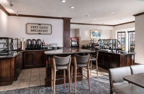 Stow Condo | Great for Business Travelers! Relaxing Suite Near Cleveland | Shared Indoor Pool + FREE Breakfast