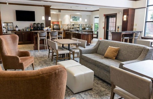 Stow Condo | Great for Business Travelers! Relaxing Suite Near Cleveland | Shared Indoor Pool + FREE Breakfast