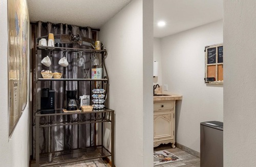 Southwest Colorado Springs Apartment | Great for families with beautiful Mountain Views. Monthly rates available